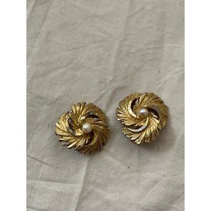Vintage/Antique Gold Tone Swirl Floral Clip-on Earrings